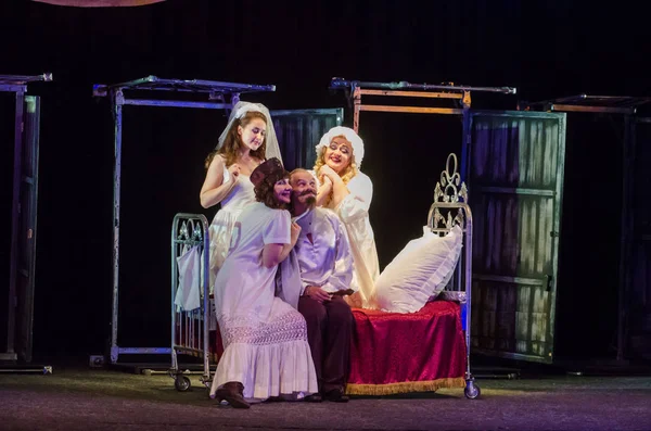 Dnipro, Ukrayna - 7 Temmuz 2018: Dnipro devlet Drama ve komedi tiyatro üyeleri tarafından gerçekleştirilen Amca'nın rüyası