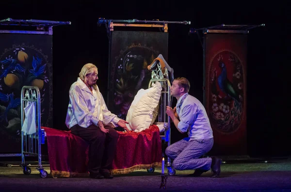 Dnipro, Ukrayna - 7 Temmuz 2018: Dnipro devlet Drama ve komedi tiyatro üyeleri tarafından gerçekleştirilen Amca'nın rüyası