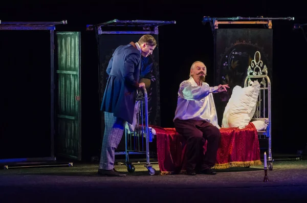 Dnipro, Ukrayna - 7 Temmuz 2018: Dnipro devlet Drama ve komedi tiyatro üyeleri tarafından gerçekleştirilen Amca'nın rüyası