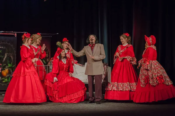 Dnipro, Ukrayna - 7 Temmuz 2018: Dnipro devlet Drama ve komedi tiyatro üyeleri tarafından gerçekleştirilen Amca'nın rüyası