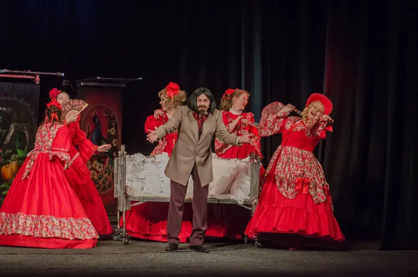 Dnipro, Ukrayna - 7 Temmuz 2018: Dnipro devlet Drama ve komedi tiyatro üyeleri tarafından gerçekleştirilen Amca'nın rüyası