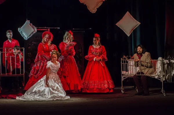 Dnipro, Ukrayna - 7 Temmuz 2018: Dnipro devlet Drama ve komedi tiyatro üyeleri tarafından gerçekleştirilen Amca'nın rüyası