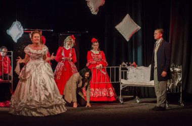 Dnipro, Ukrayna - 7 Temmuz 2018: Dnipro devlet Drama ve komedi tiyatro üyeleri tarafından gerçekleştirilen Amca'nın rüyası