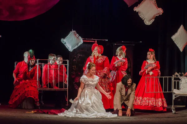 Dnipro, Ukrayna - 7 Temmuz 2018: Dnipro devlet Drama ve komedi tiyatro üyeleri tarafından gerçekleştirilen Amca'nın rüyası