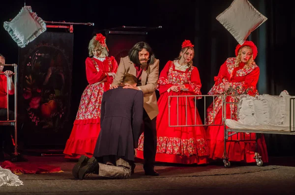 Dnipro, Ukrayna - 7 Temmuz 2018: Dnipro devlet Drama ve komedi tiyatro üyeleri tarafından gerçekleştirilen Amca'nın rüyası
