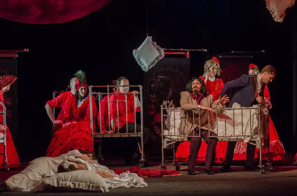 Dnipro, Ukrayna - 7 Temmuz 2018: Dnipro devlet Drama ve komedi tiyatro üyeleri tarafından gerçekleştirilen Amca'nın rüyası