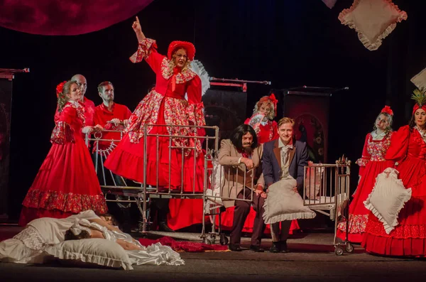 Dnipro, Ukrayna - 7 Temmuz 2018: Dnipro devlet Drama ve komedi tiyatro üyeleri tarafından gerçekleştirilen Amca'nın rüyası