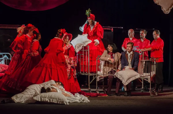 Dnipro, Ukrayna - 7 Temmuz 2018: Dnipro devlet Drama ve komedi tiyatro üyeleri tarafından gerçekleştirilen Amca'nın rüyası