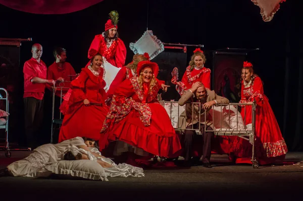 Dnipro, Ukrayna - 7 Temmuz 2018: Dnipro devlet Drama ve komedi tiyatro üyeleri tarafından gerçekleştirilen Amca'nın rüyası