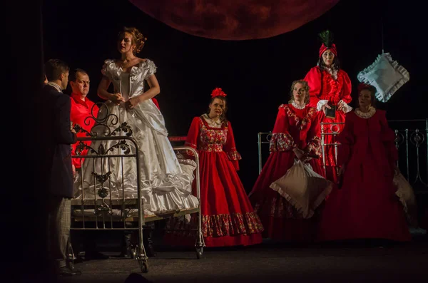 Dnipro, Ukrayna - 7 Temmuz 2018: Dnipro devlet Drama ve komedi tiyatro üyeleri tarafından gerçekleştirilen Amca'nın rüyası