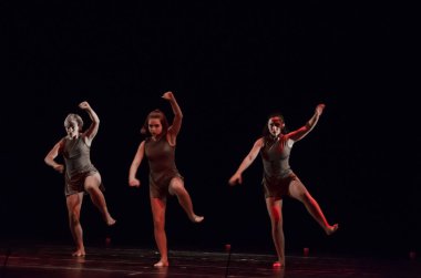 Dnipro, Ukrayna - 7 Eylül 2018: Mykolayiv akademik Dram Tiyatrosu üyeleri tarafından gerçekleştirilen Modern bale.