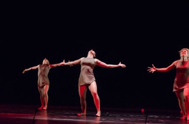 Dnipro, Ukrayna - 7 Eylül 2018: Mykolayiv akademik Dram Tiyatrosu üyeleri tarafından gerçekleştirilen Modern bale.