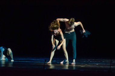 Dnipro, Ukrayna - 7 Eylül 2018: Kiev gençlik tiyatro üyeleri tarafından gerçekleştirilen Modern bale.