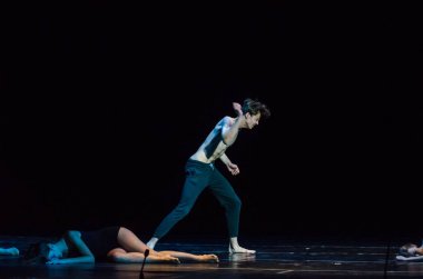 Dnipro, Ukrayna - 7 Eylül 2018: Kiev gençlik tiyatro üyeleri tarafından gerçekleştirilen Modern bale.