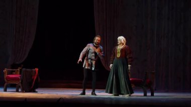 Dnipro, Ukrayna - 7 Ekim 2018: Dnipro Devlet Opera ve Bale Tiyatrosu üyeleri tarafından gerçekleştirilen Rigoletto opera.