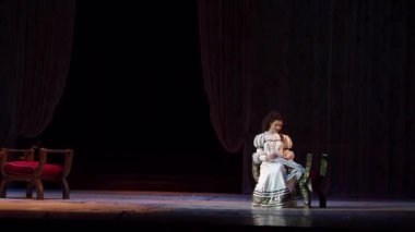 Dnipro, Ukrayna - 7 Ekim 2018: Dnipro Devlet Opera ve Bale Tiyatrosu üyeleri tarafından gerçekleştirilen Rigoletto opera.