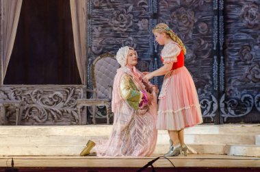 Dnipro, Ukrayna - 12 Ekim 2018: Dnipro Opera ve Bale Tiyatrosu üyeleri tarafından gerçekleştirilen Figaro'nun düğünü opera.