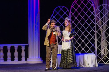 Dnipro, Ukrayna - 13 Ekim 2018: Komedi komedi tiyatro ve Dnipro devlet Drama üyeleri tarafından gerçekleştirilen maskeli balo.