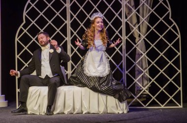 Dnipro, Ukrayna - 13 Ekim 2018: Komedi komedi tiyatro ve Dnipro devlet Drama üyeleri tarafından gerçekleştirilen maskeli balo.