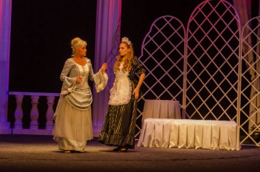 Dnipro, Ukrayna - 13 Ekim 2018: Komedi komedi tiyatro ve Dnipro devlet Drama üyeleri tarafından gerçekleştirilen maskeli balo.