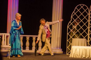 Dnipro, Ukrayna - 13 Ekim 2018: Komedi komedi tiyatro ve Dnipro devlet Drama üyeleri tarafından gerçekleştirilen maskeli balo.