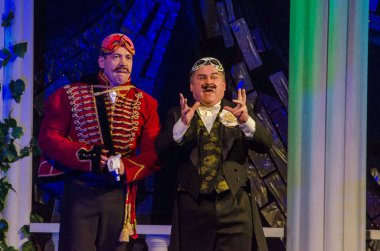 Dnipro, Ukrayna - 13 Ekim 2018: Komedi komedi tiyatro ve Dnipro devlet Drama üyeleri tarafından gerçekleştirilen maskeli balo.