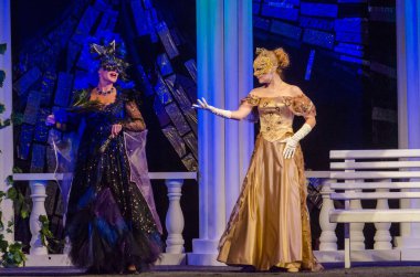 Dnipro, Ukrayna - 13 Ekim 2018: Komedi komedi tiyatro ve Dnipro devlet Drama üyeleri tarafından gerçekleştirilen maskeli balo.