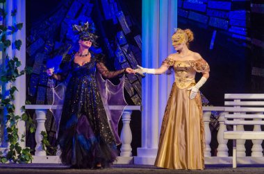 Dnipro, Ukrayna - 13 Ekim 2018: Komedi komedi tiyatro ve Dnipro devlet Drama üyeleri tarafından gerçekleştirilen maskeli balo.