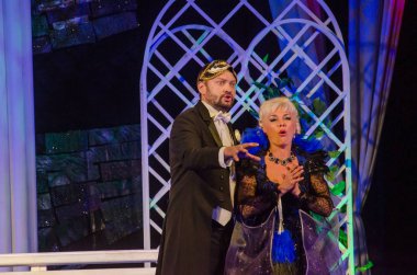 Dnipro, Ukrayna - 13 Ekim 2018: Komedi komedi tiyatro ve Dnipro devlet Drama üyeleri tarafından gerçekleştirilen maskeli balo.