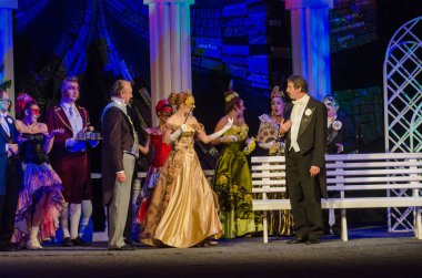 Dnipro, Ukrayna - 13 Ekim 2018: Komedi komedi tiyatro ve Dnipro devlet Drama üyeleri tarafından gerçekleştirilen maskeli balo.