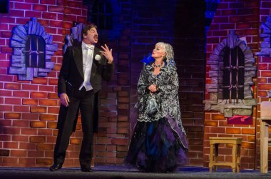 Dnipro, Ukrayna - 13 Ekim 2018: Komedi komedi tiyatro ve Dnipro devlet Drama üyeleri tarafından gerçekleştirilen maskeli balo.