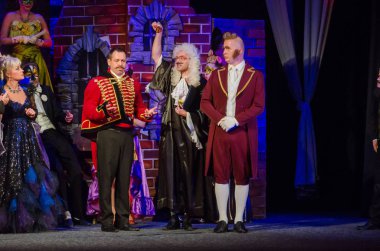 Dnipro, Ukrayna - 13 Ekim 2018: Komedi komedi tiyatro ve Dnipro devlet Drama üyeleri tarafından gerçekleştirilen maskeli balo.