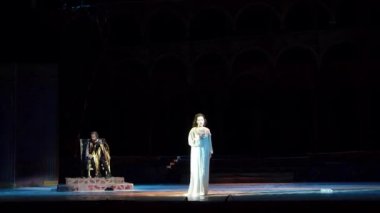 Dnipro, Ukrayna - 7 Ekim 2018: Dnipro Devlet Opera ve Bale Tiyatrosu üyeleri tarafından gerçekleştirilen Rigoletto opera.