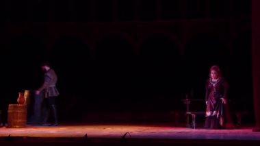 Dnipro, Ukrayna - 7 Ekim 2018: Dnipro Devlet Opera ve Bale Tiyatrosu üyeleri tarafından gerçekleştirilen Rigoletto opera.