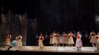 Dnipro, Ukrayna - 12 Ekim 2018: Dnipro Opera ve Bale Tiyatrosu üyeleri tarafından gerçekleştirilen Figaro'nun düğünü opera.