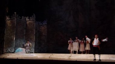 Dnipro, Ukrayna - 12 Ekim 2018: Dnipro Opera ve Bale Tiyatrosu üyeleri tarafından gerçekleştirilen Figaro'nun düğünü opera.