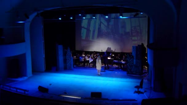第聂伯罗彼得罗夫斯克 乌克兰 2018年10月20日 克维特卡 Tsisik 在爱乐乐团的艺术项目成员表演的音乐克维特卡 — 图库视频影像