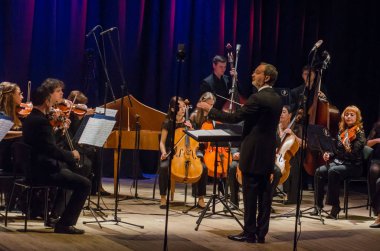 Dnipro, Ukrayna - 22 Ekim 2018: Dört mevsim Oda Orkestrası - Ana iletken Dmitry Logvin gerçekleştirmek Devlet Dram Tiyatrosu'nda.