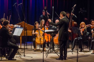 Dnipro, Ukrayna - 22 Ekim 2018: Dört mevsim Oda Orkestrası - Ana iletken Dmitry Logvin gerçekleştirmek Devlet Dram Tiyatrosu'nda.