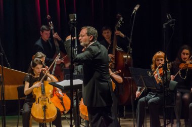 Dnipro, Ukrayna - 22 Ekim 2018: Dört mevsim Oda Orkestrası - Ana iletken Dmitry Logvin gerçekleştirmek Devlet Dram Tiyatrosu'nda.