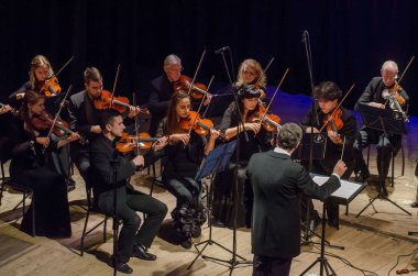 Dnipro, Ukrayna - 22 Ekim 2018: Dört mevsim Oda Orkestrası - Ana iletken Dmitry Logvin gerçekleştirmek Devlet Dram Tiyatrosu'nda.