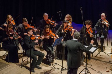 Dnipro, Ukrayna - 22 Ekim 2018: Dört mevsim Oda Orkestrası - Ana iletken Dmitry Logvin gerçekleştirmek Devlet Dram Tiyatrosu'nda.