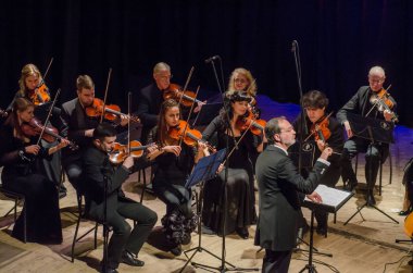 Dnipro, Ukrayna - 22 Ekim 2018: Dört mevsim Oda Orkestrası - Ana iletken Dmitry Logvin gerçekleştirmek Devlet Dram Tiyatrosu'nda.