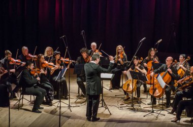 Dnipro, Ukrayna - 22 Ekim 2018: Dört mevsim Oda Orkestrası - Ana iletken Dmitry Logvin gerçekleştirmek Devlet Dram Tiyatrosu'nda.