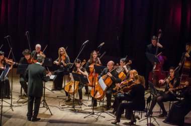 Dnipro, Ukrayna - 22 Ekim 2018: Dört mevsim Oda Orkestrası - Ana iletken Dmitry Logvin gerçekleştirmek Devlet Dram Tiyatrosu'nda.