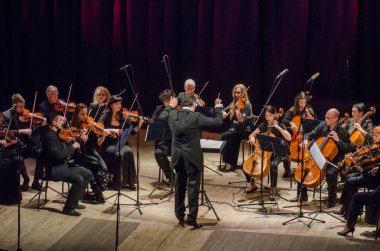 Dnipro, Ukrayna - 22 Ekim 2018: Dört mevsim Oda Orkestrası - Ana iletken Dmitry Logvin gerçekleştirmek Devlet Dram Tiyatrosu'nda.