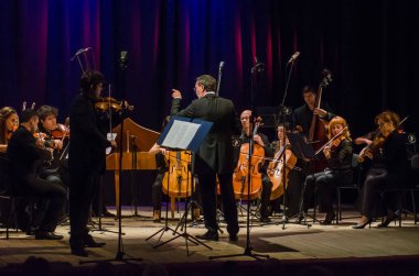 Dnipro, Ukrayna - 22 Ekim 2018: Ünlü kemancı Eugene Kostritsky ve üyeleri, dört mevsim Oda Orkestrası - Ana iletken Dmitry Logvin gerçekleştirmek Devlet Dram Tiyatrosu'nda.