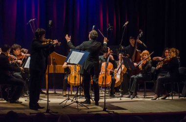 Dnipro, Ukrayna - 22 Ekim 2018: Ünlü kemancı Eugene Kostritsky ve üyeleri, dört mevsim Oda Orkestrası - Ana iletken Dmitry Logvin gerçekleştirmek Devlet Dram Tiyatrosu'nda.