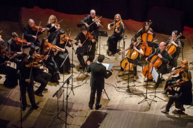 Dnipro, Ukrayna - 22 Ekim 2018: Ünlü kemancı Eugene Kostritsky ve üyeleri, dört mevsim Oda Orkestrası - Ana iletken Dmitry Logvin gerçekleştirmek Devlet Dram Tiyatrosu'nda.