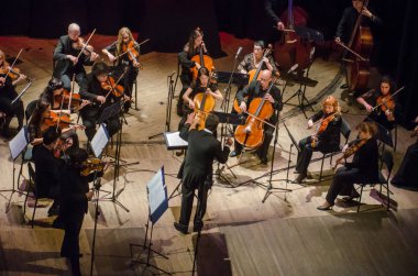 Dnipro, Ukrayna - 22 Ekim 2018: Ünlü kemancı Eugene Kostritsky ve üyeleri, dört mevsim Oda Orkestrası - Ana iletken Dmitry Logvin gerçekleştirmek Devlet Dram Tiyatrosu'nda.